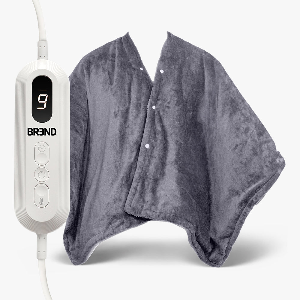 Grijze elektrische poncho met drukknopen naast de afstandsbediening met display