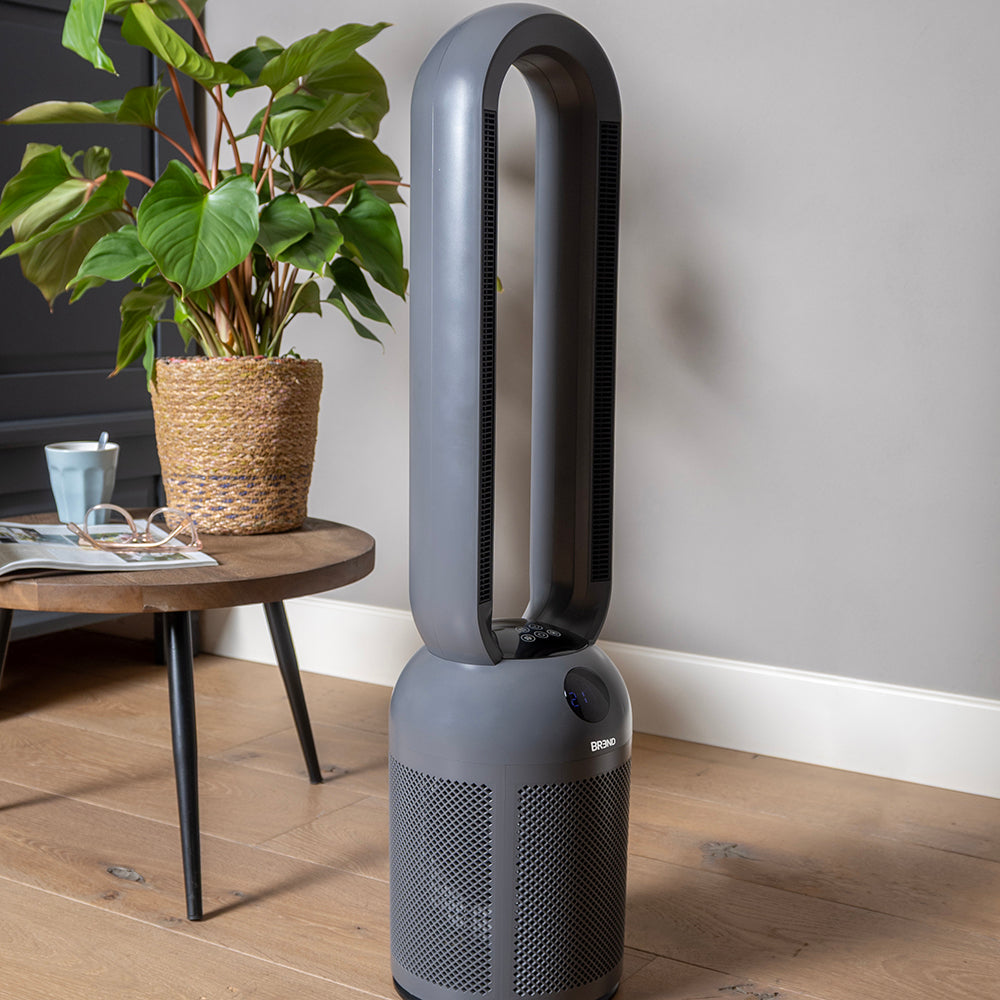 Chauffage soufflant sans pales dans le salon, tourné sur le côté pendant l'oscillation