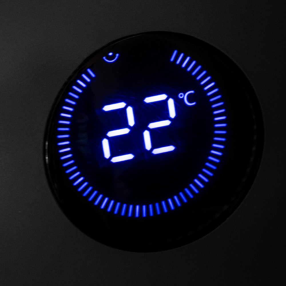 L'écran LED rond du chauffage soufflant affiche 22 °C en chiffres bleus