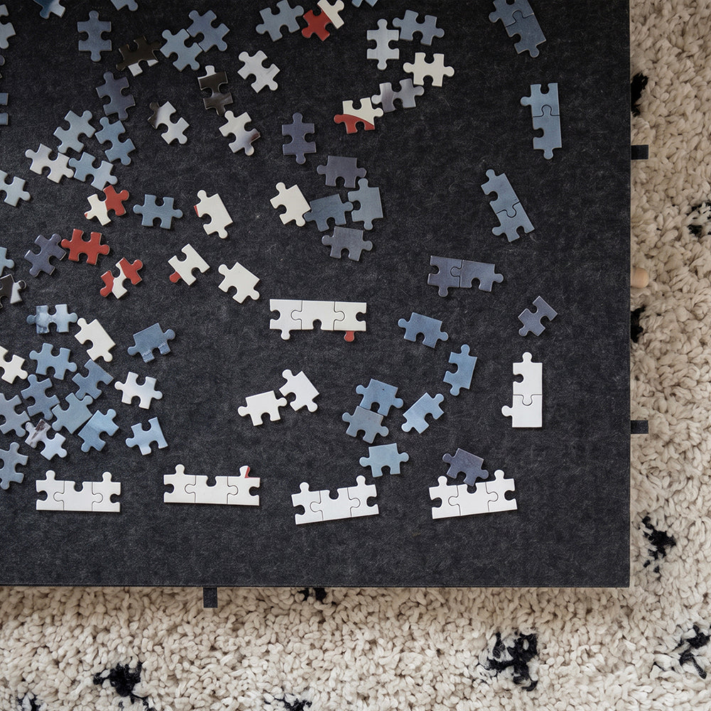 Vue du dessus de pièces de puzzle sur le feutre du grand plateau