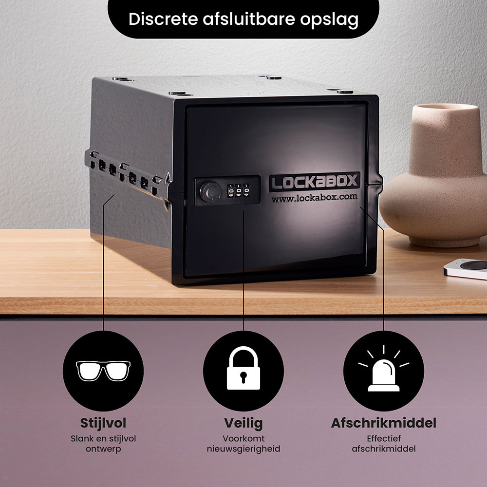 Zwarte Lockabox One op een houten kastje als discrete afsluitbare opslag: stijlvol, veilig en afschrikkend